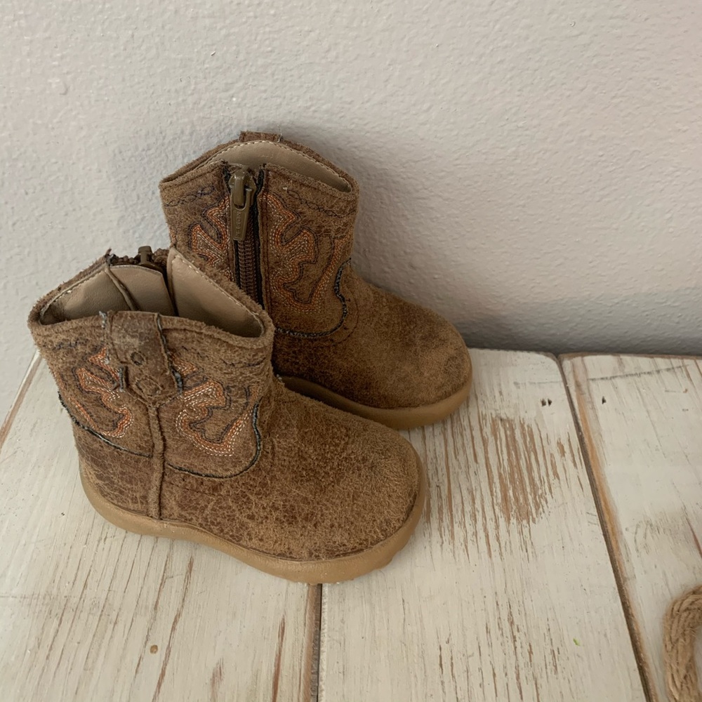 Toddler Justin cowboy boots.